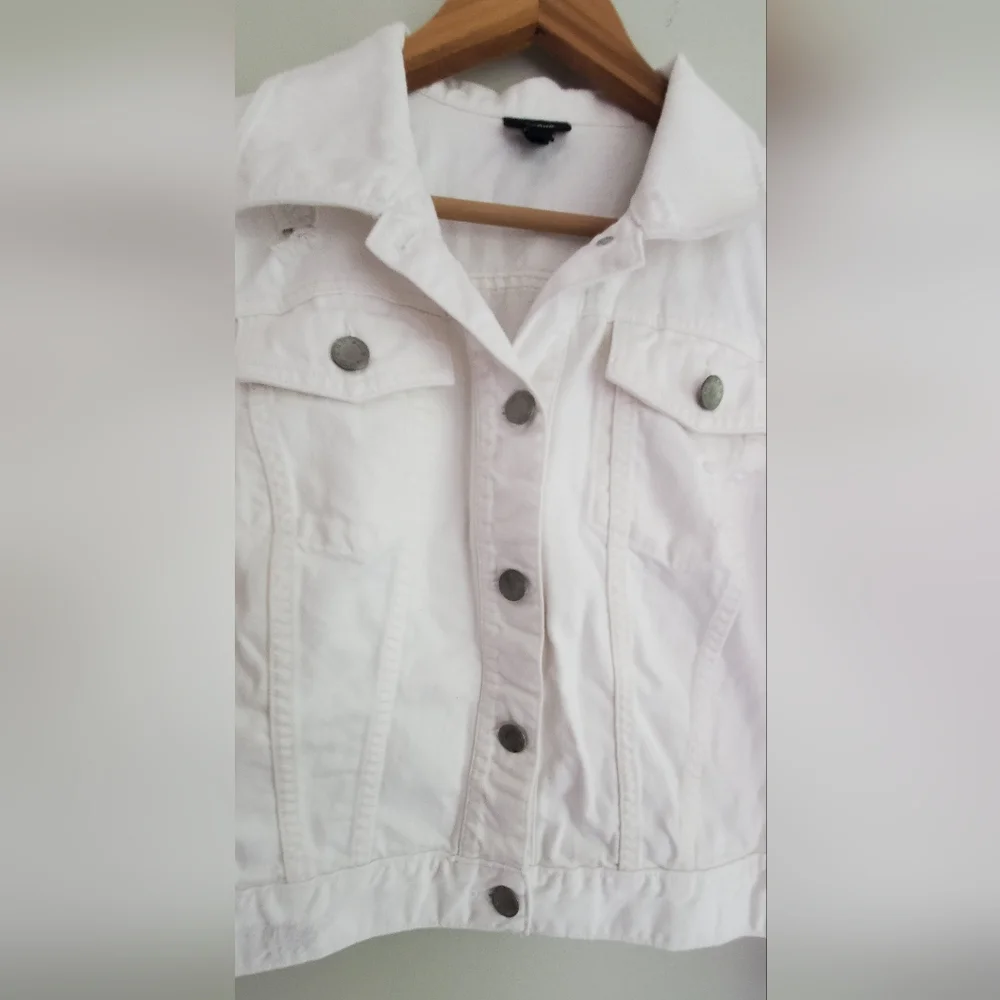 ANA Women's White Cropped Distressed Denim Jacket Size XL - Picture 7 of 8